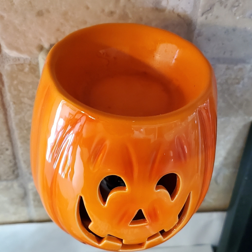 Cut it Out Scentsy Plugin Mini Warmer Pumpkin - Picture 8 of 14